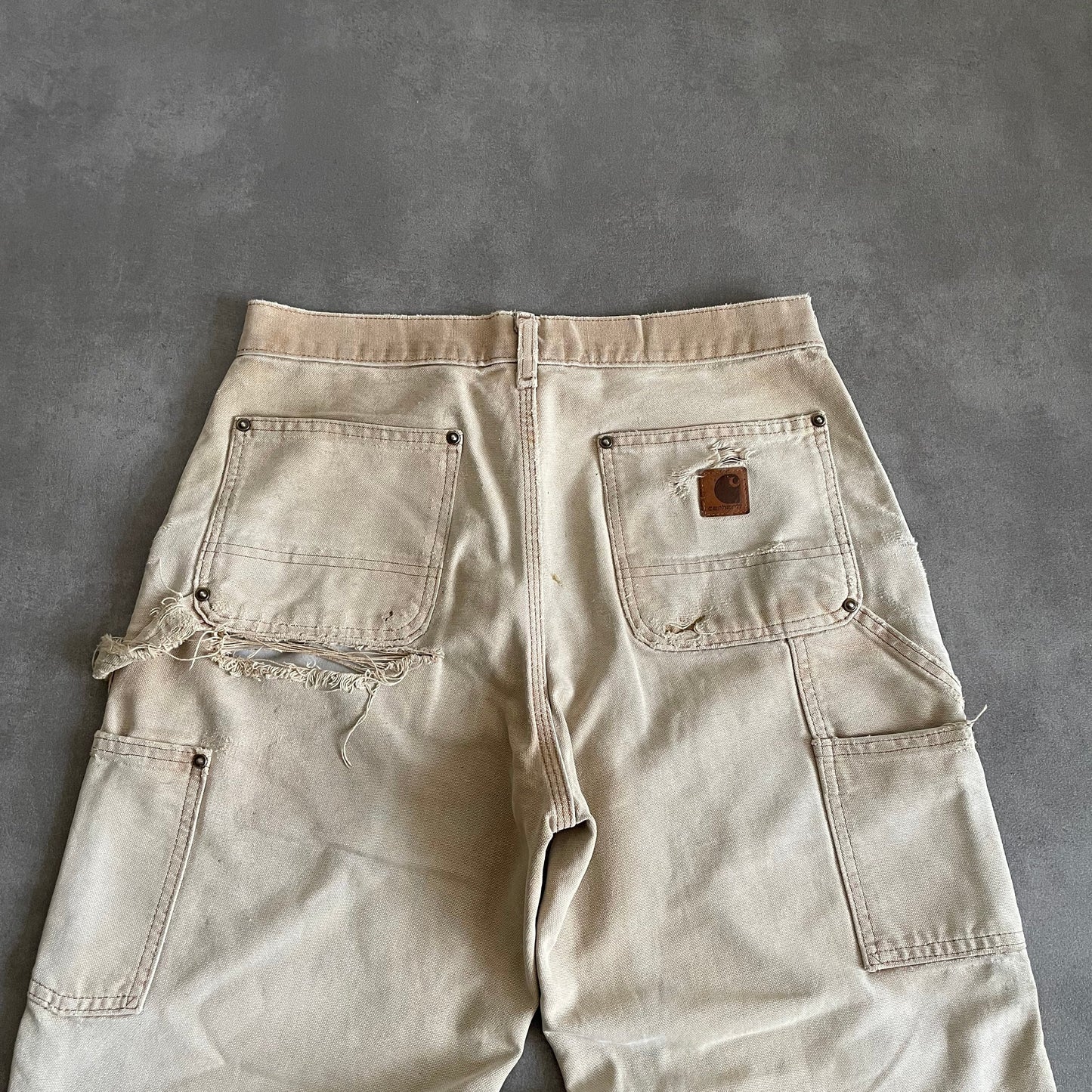 DIRTY AND DISTRESSED CARHARTT DOUBLE KNEE